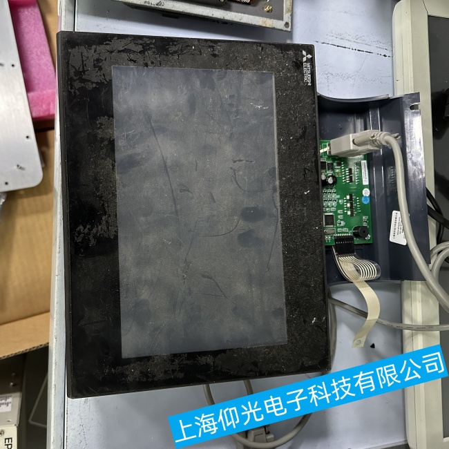 常州三菱觸摸屏GT1595系列通電后反復(fù)閃屏不開機故障維修售后點